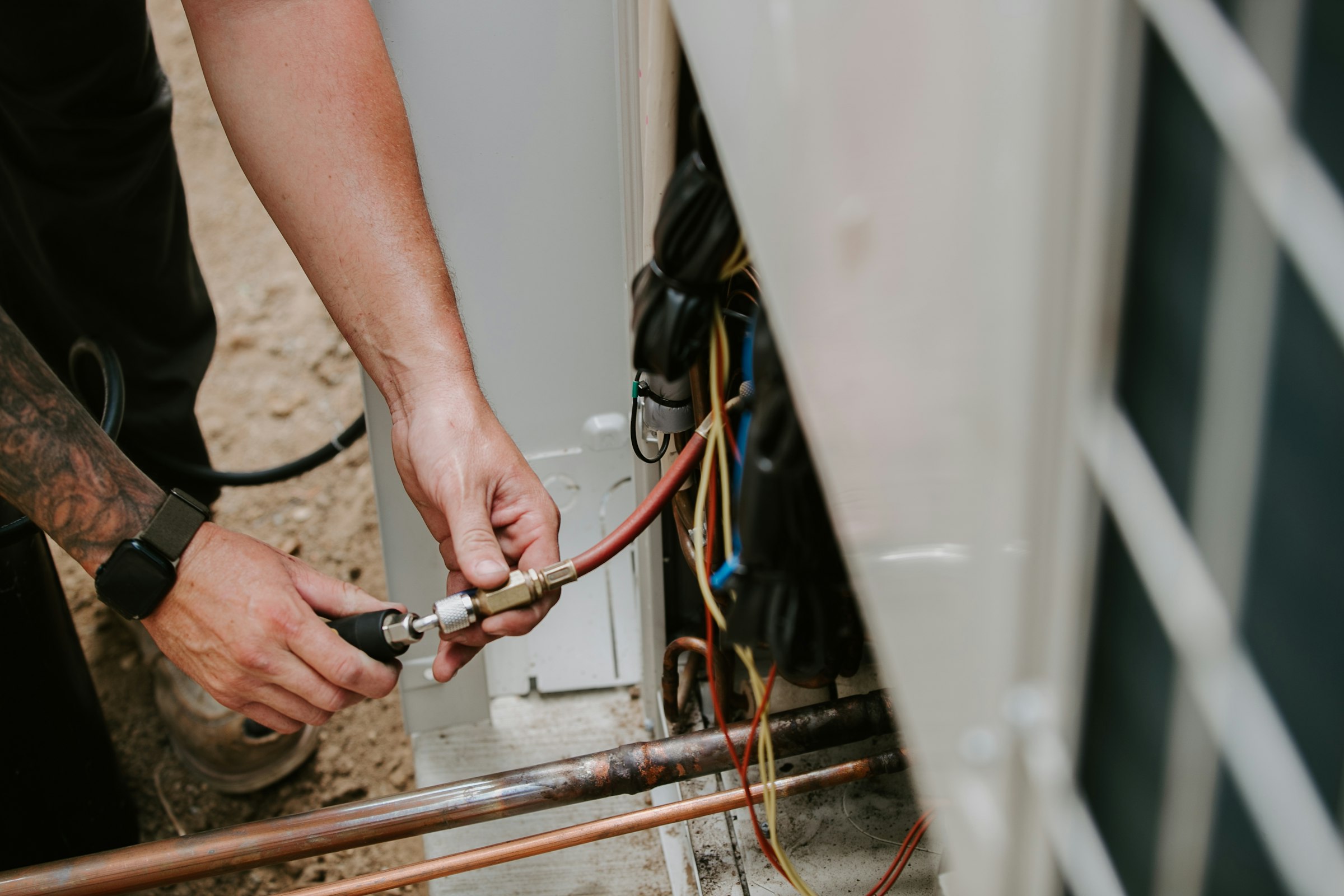 Mains d'un technicien raccordant un appareil